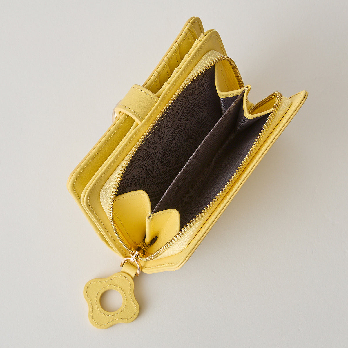 デニムリメイク*長財布*お財布 バッグ*ハンドメイド*お花モチーフ デニムリメイク長財布♡ オールデニムで男女問わずカッコよく