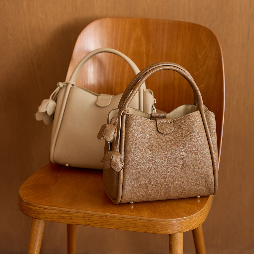 ブラウン＆くすみカラーෆ‪bagチャーム☺︎✨ murir【MUR25007 フラワーチャーム付き2WAYショルダーバッグ】ブラウン
