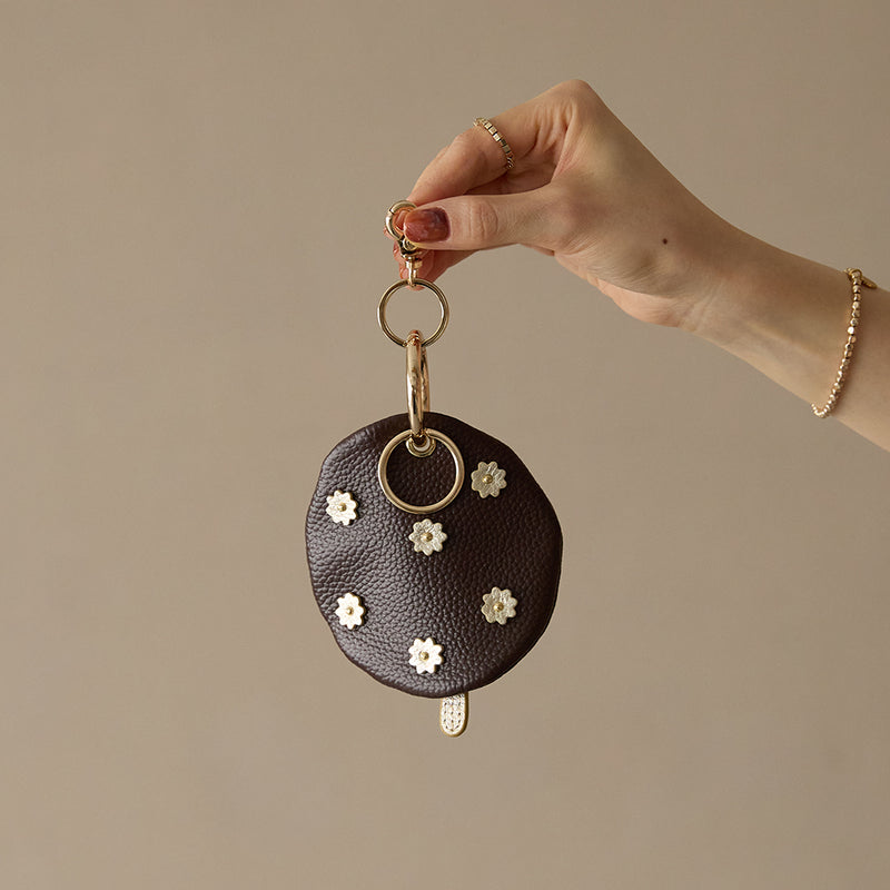 HASHIBAMI 【Ha-2509-615 スモールフラワー キーケース】ダーク