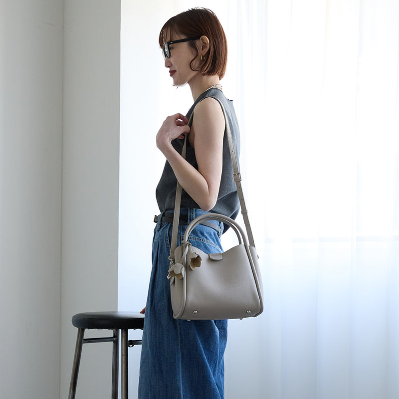 murir【MUR25007 フラワーチャーム付き2WAYショルダーバッグ】ライト
