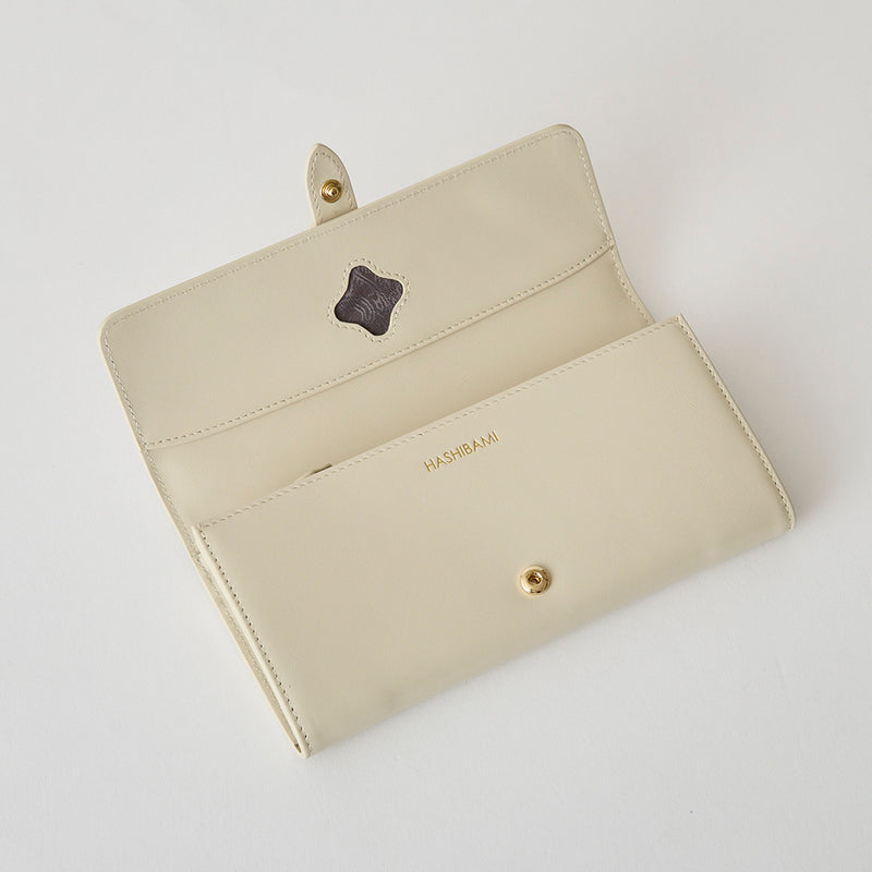 《予約商品》HASHIBAMI【Ha-2509-605 フラワーバックル ロングウォレット】エクリュ