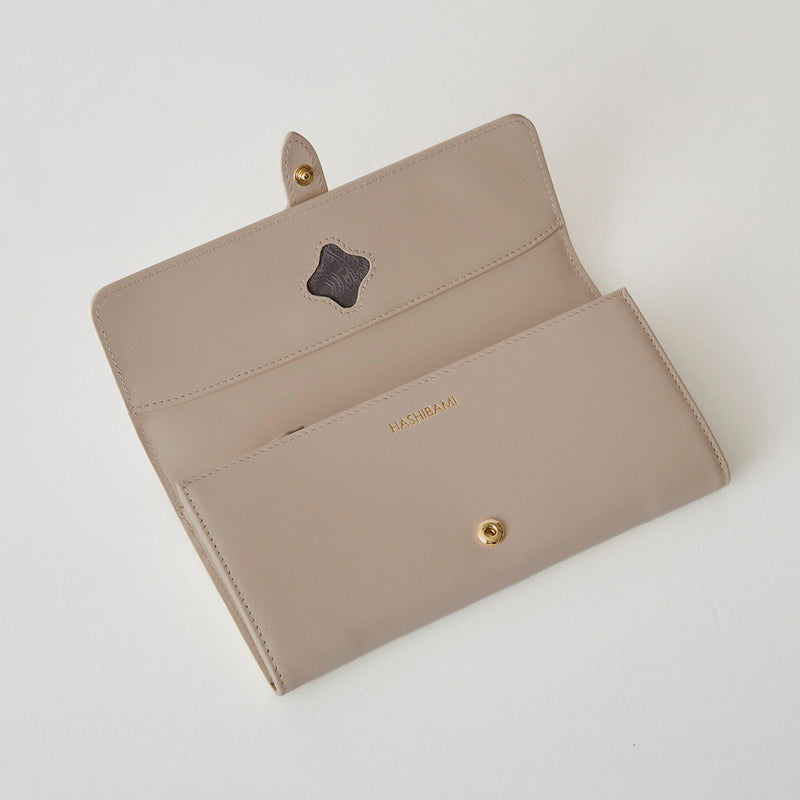 《予約商品》HASHIBAMI【Ha-2509-605 フラワーバックル ロングウォレット】グレーベージュ